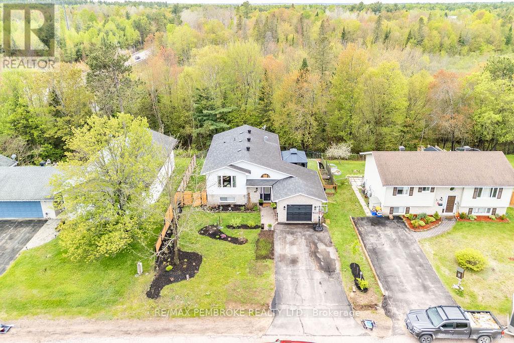 66 WOODLAND CRESCENT, Petawawa, Ontario