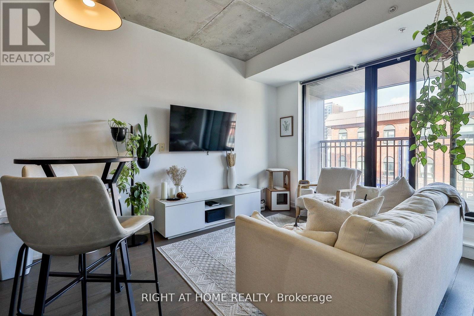 314 - 530 Indian Grove, Toronto, Ontario  M6P 2J2 - Photo 4 - W12933998