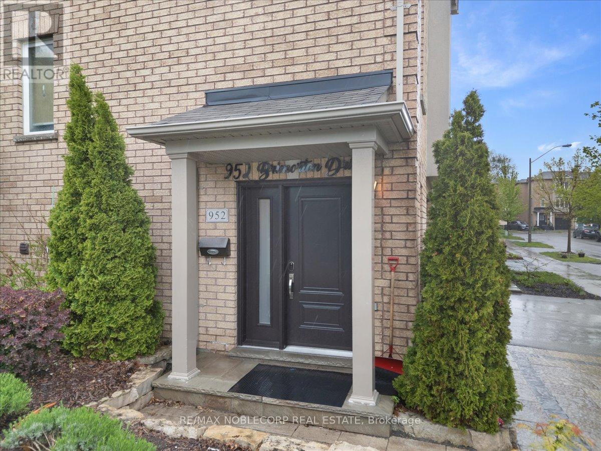 952 Brimorton Drive, Toronto, Ontario  M1G 2V2 - Photo 4 - E13173014