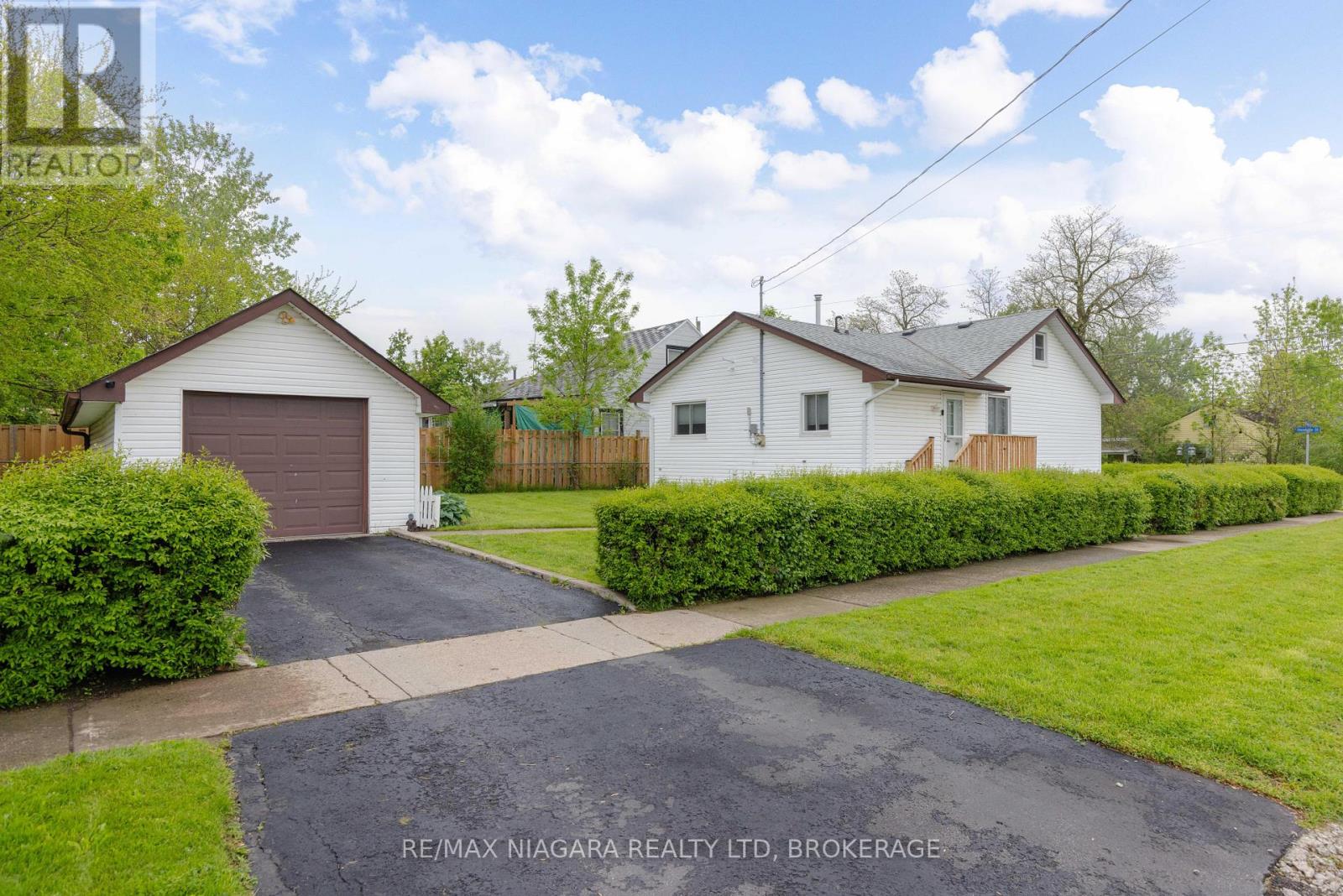 150 Henrietta Street, Fort Erie, Ontario  L2A 2J9 - Photo 2 - X13173286