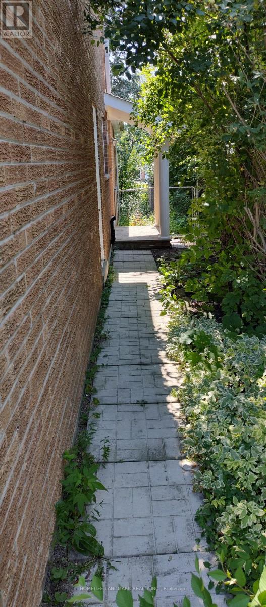 100 Kingslake Road, Toronto, Ontario  M2J 3E8 - Photo 2 - C13173296