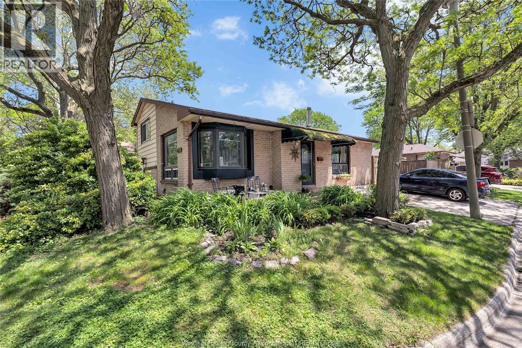 8315 ENFIELD PLACE, Windsor, Ontario