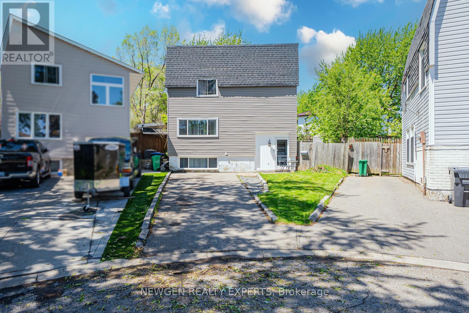 10 HOLLYHEDGE COURT, Brampton, Ontario