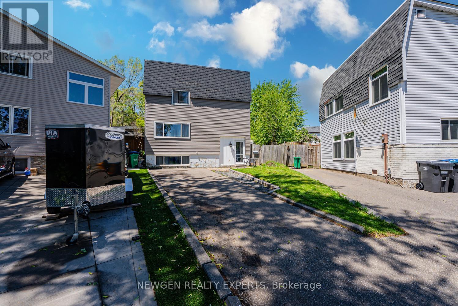 10 Hollyhedge Court, Brampton, Ontario  L6S 1R5 - Photo 4 - W13173284