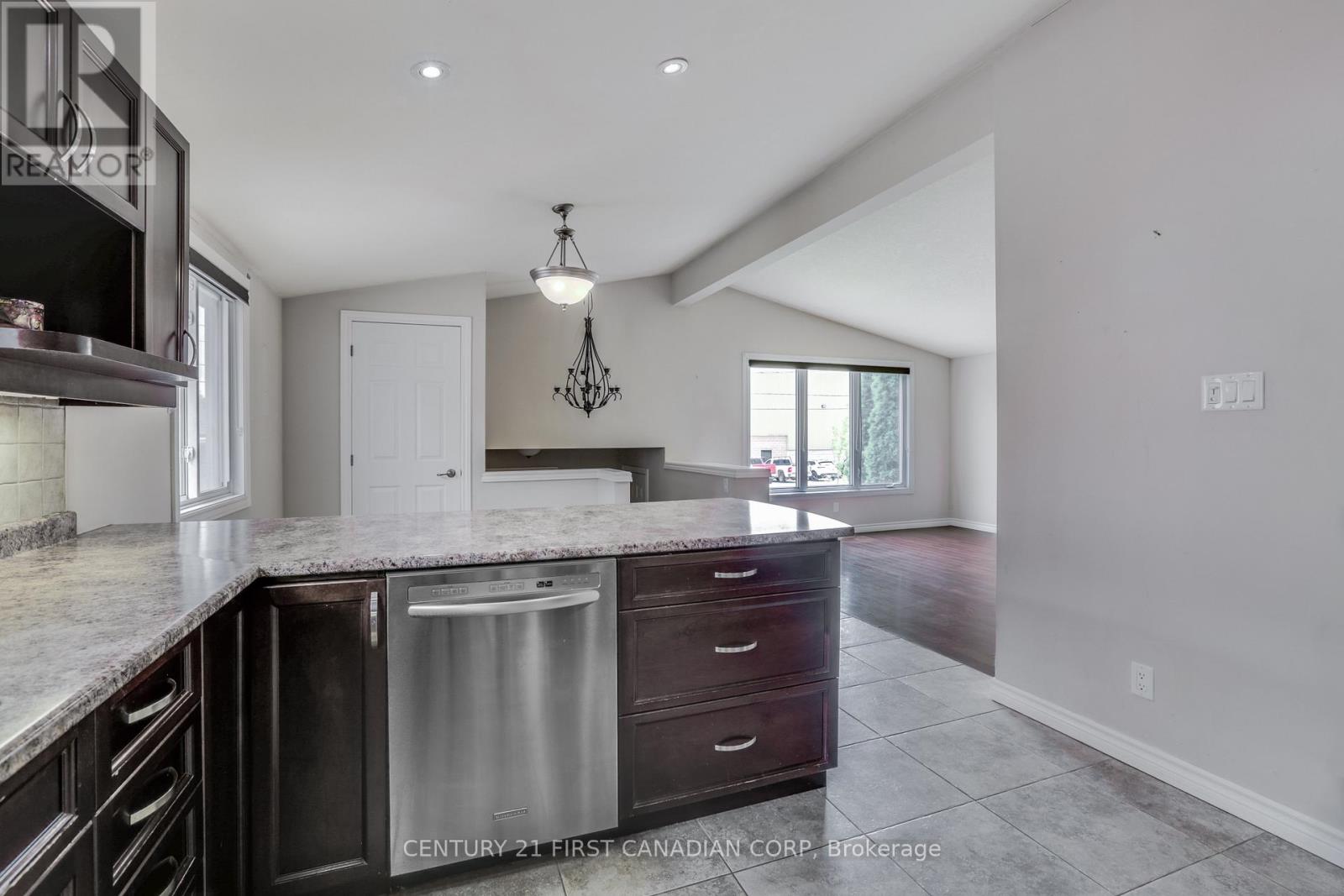 204 Ewart Street, Strathroy-Caradoc, Ontario  N7G 4G6 - Photo 13 - X13173342
