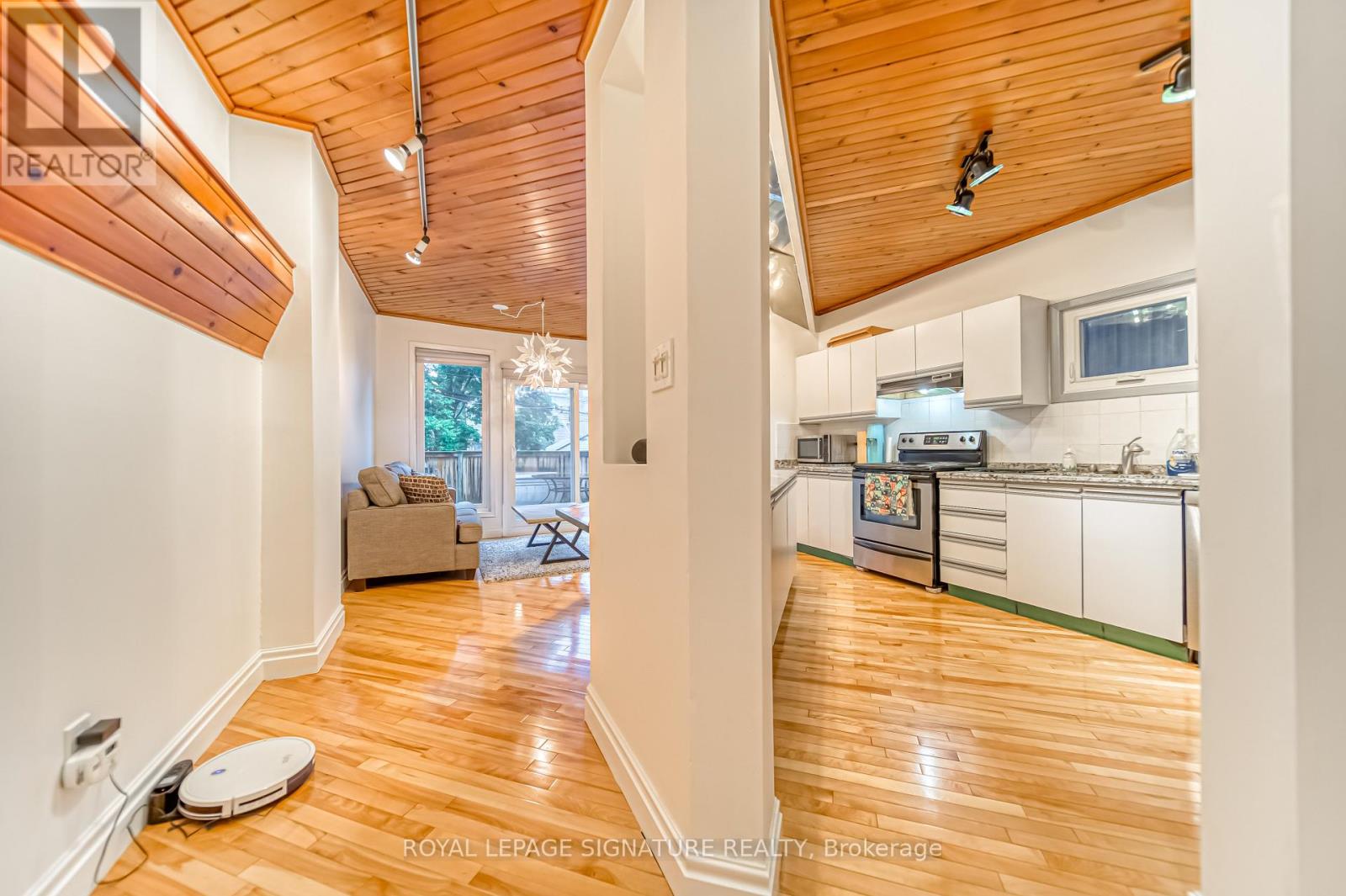 15 Galt Avenue, Toronto, Ontario  M4M 2Z2 - Photo 11 - E13173388