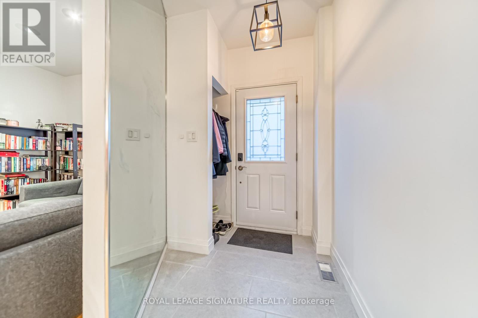15 Galt Avenue, Toronto, Ontario  M4M 2Z2 - Photo 3 - E13173388