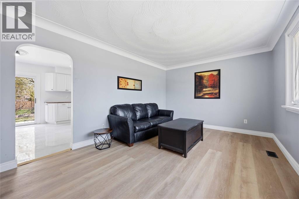 166 East STREET South Sarnia Ontario Canada N7T3R5 4