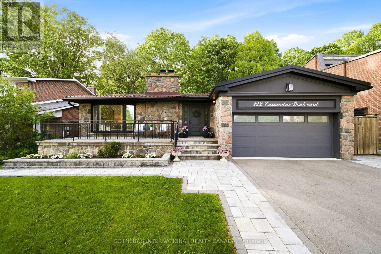 122 CASSANDRA BOULEVARD, Toronto, Ontario