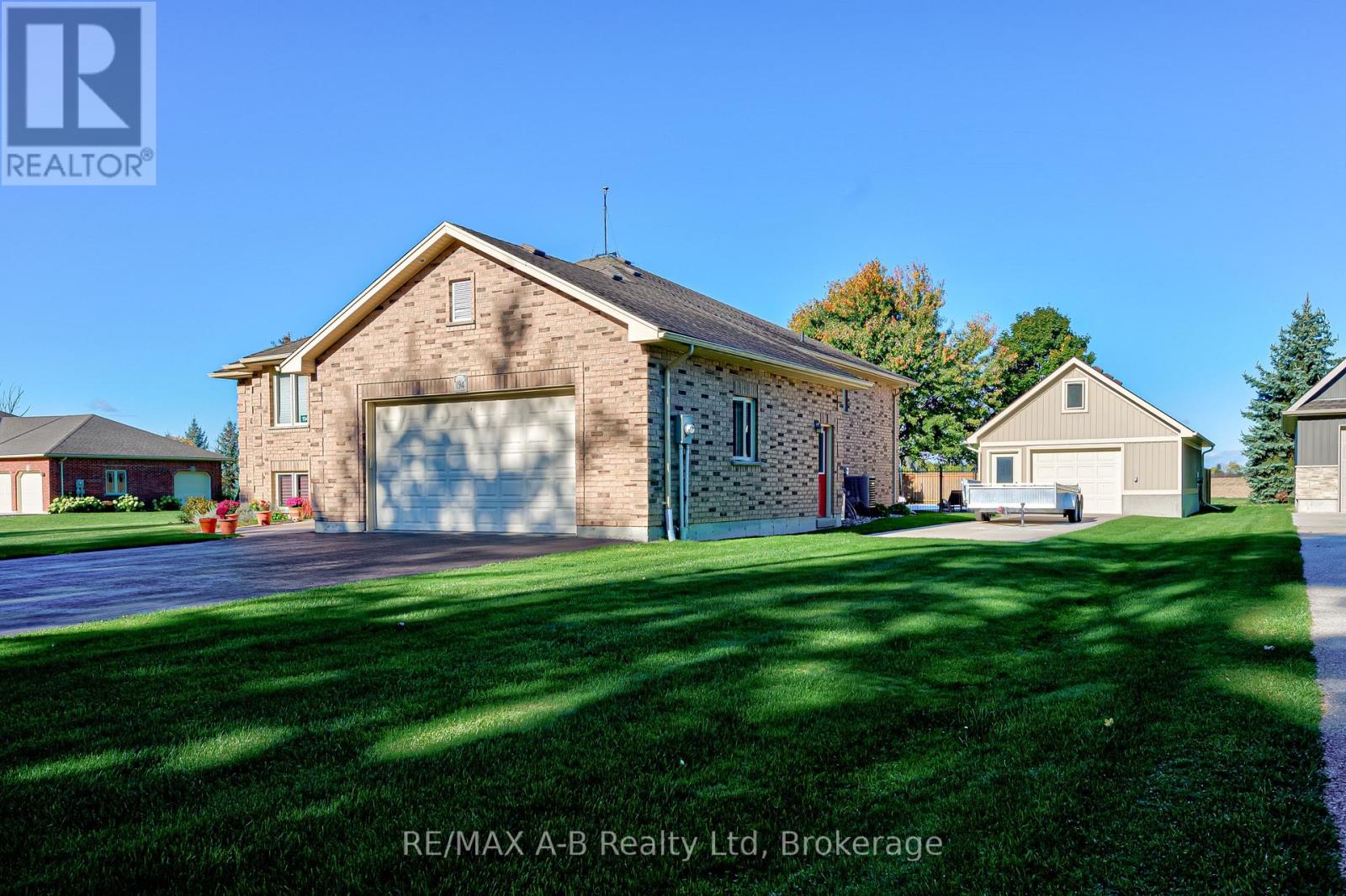 194 Station Road, Perth South, Ontario  N0K 1X0 - Photo 4 - X12913164