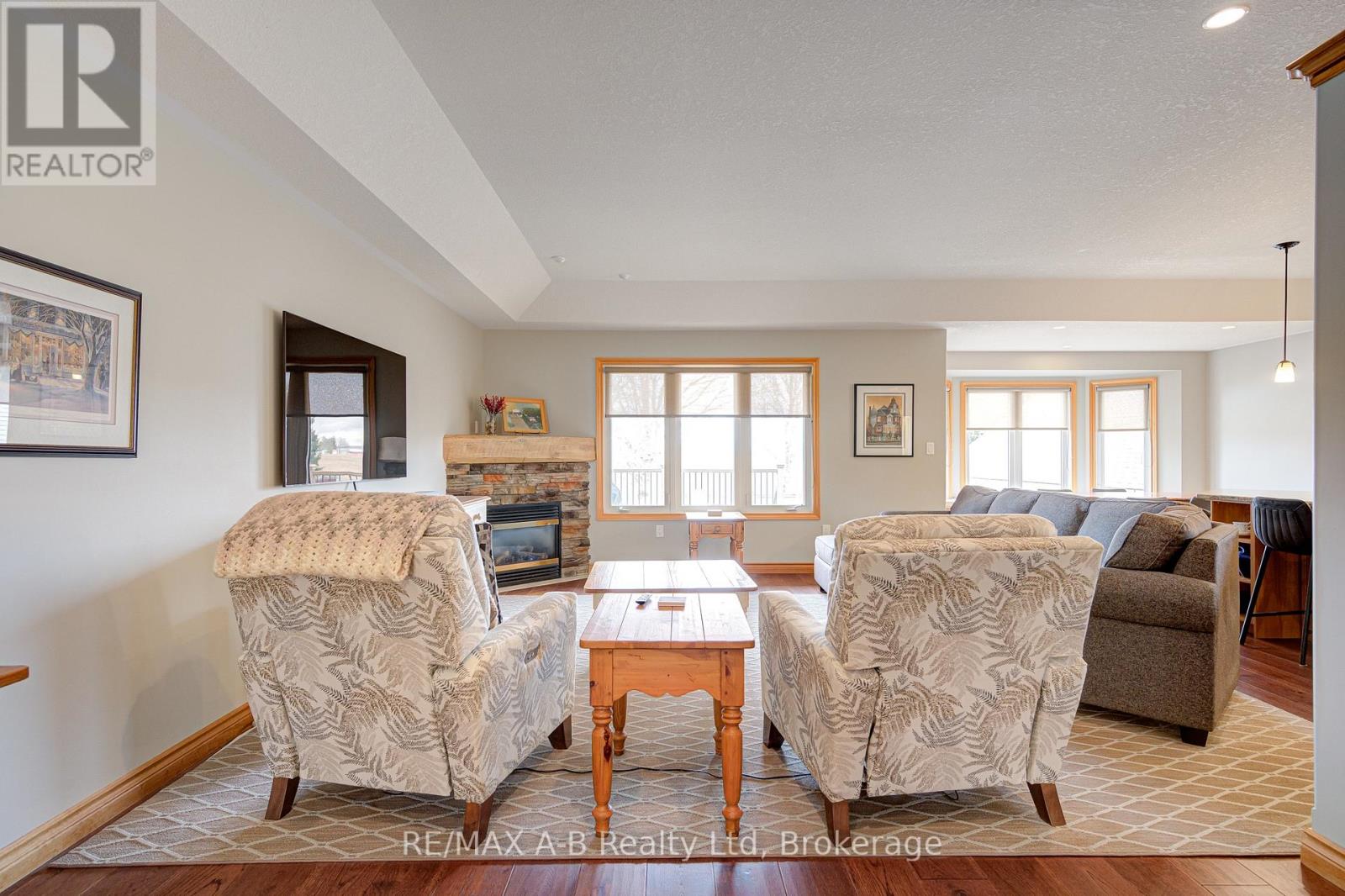 194 Station Road, Perth South, Ontario  N0K 1X0 - Photo 8 - X12913164