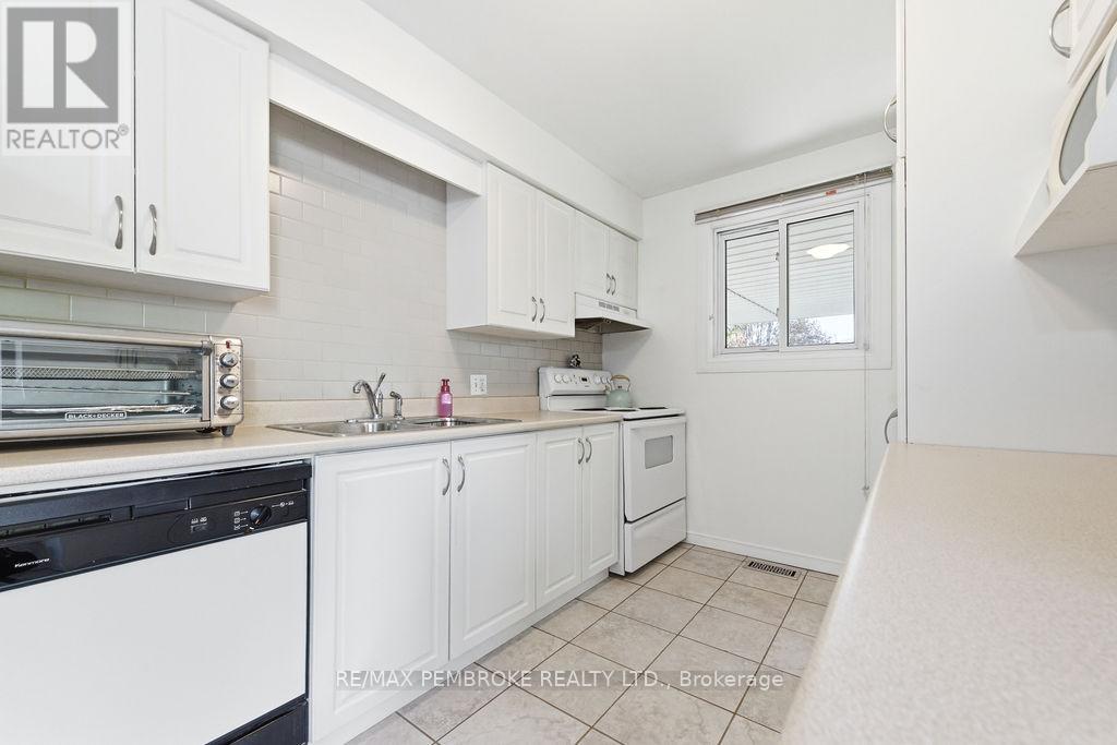 36 Selkirk Street, Petawawa, Ontario  K8H 1P2 - Photo 12 - X13173764