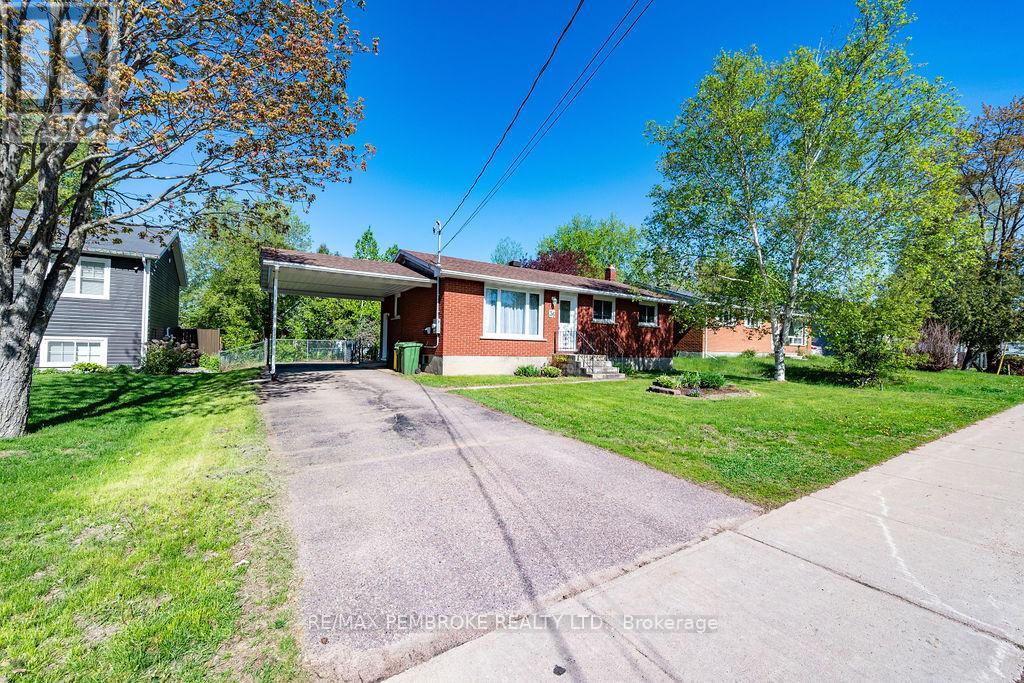 36 Selkirk Street, Petawawa, Ontario  K8H 1P2 - Photo 2 - X13173764