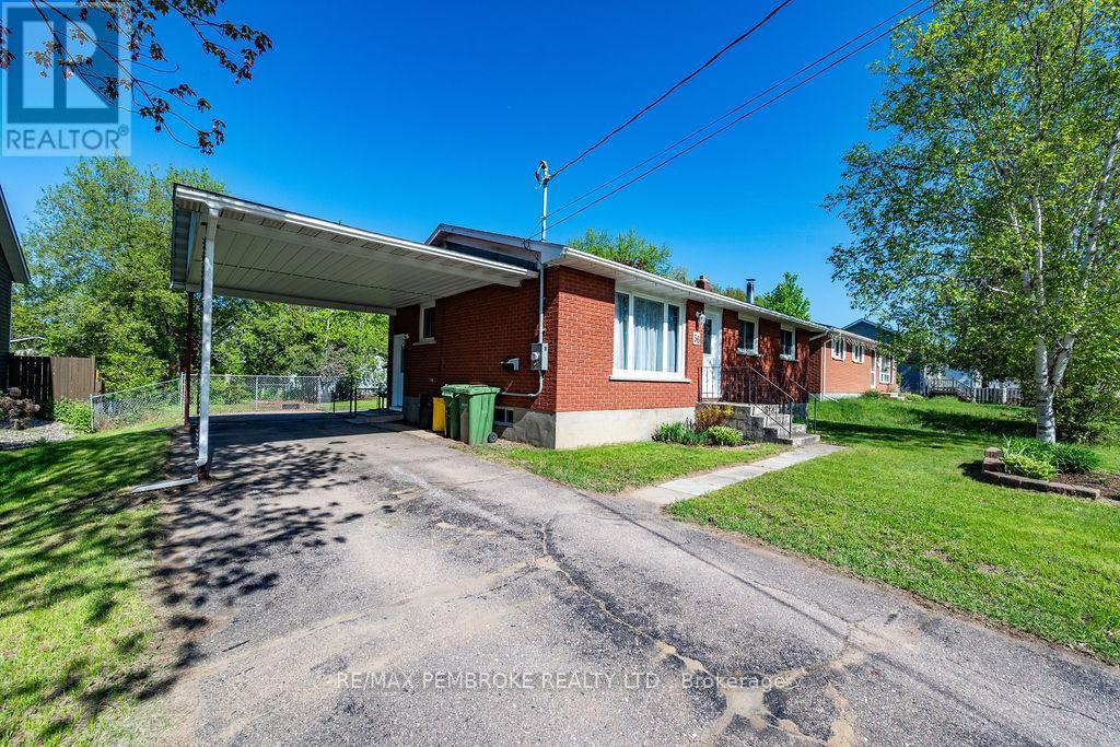 36 Selkirk Street, Petawawa, Ontario  K8H 1P2 - Photo 3 - X13173764