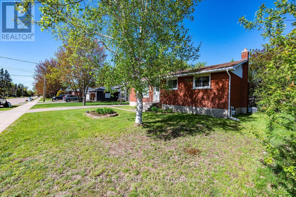 36 Selkirk Street, Petawawa, Ontario  K8H 1P2 - Photo 4 - X13173764
