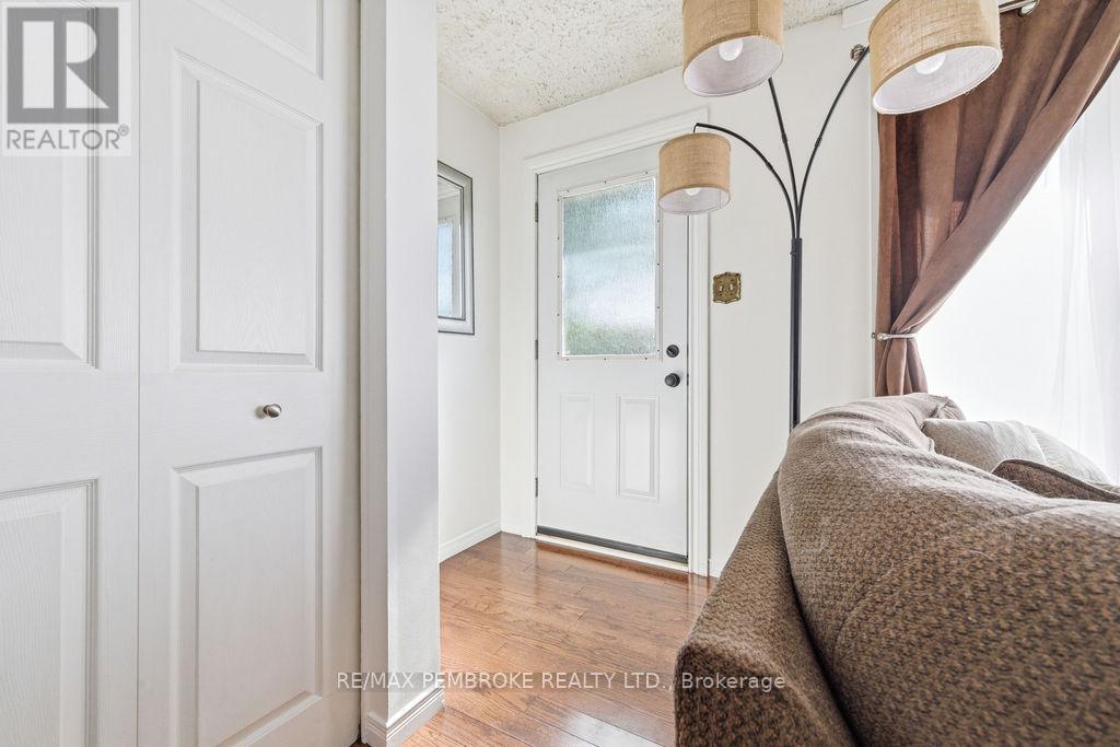 36 Selkirk Street, Petawawa, Ontario  K8H 1P2 - Photo 5 - X13173764