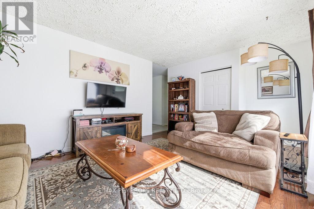 36 Selkirk Street, Petawawa, Ontario  K8H 1P2 - Photo 6 - X13173764