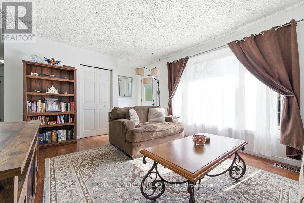 36 Selkirk Street, Petawawa, Ontario  K8H 1P2 - Photo 7 - X13173764