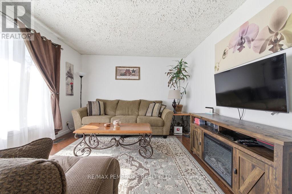 36 Selkirk Street, Petawawa, Ontario  K8H 1P2 - Photo 8 - X13173764