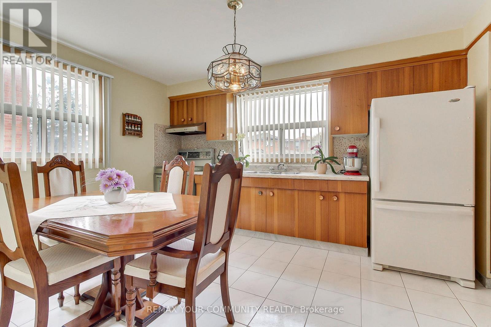 48 North Woodrow Boulevard, Toronto, Ontario  M1K 1W3 - Photo 12 - E13173912