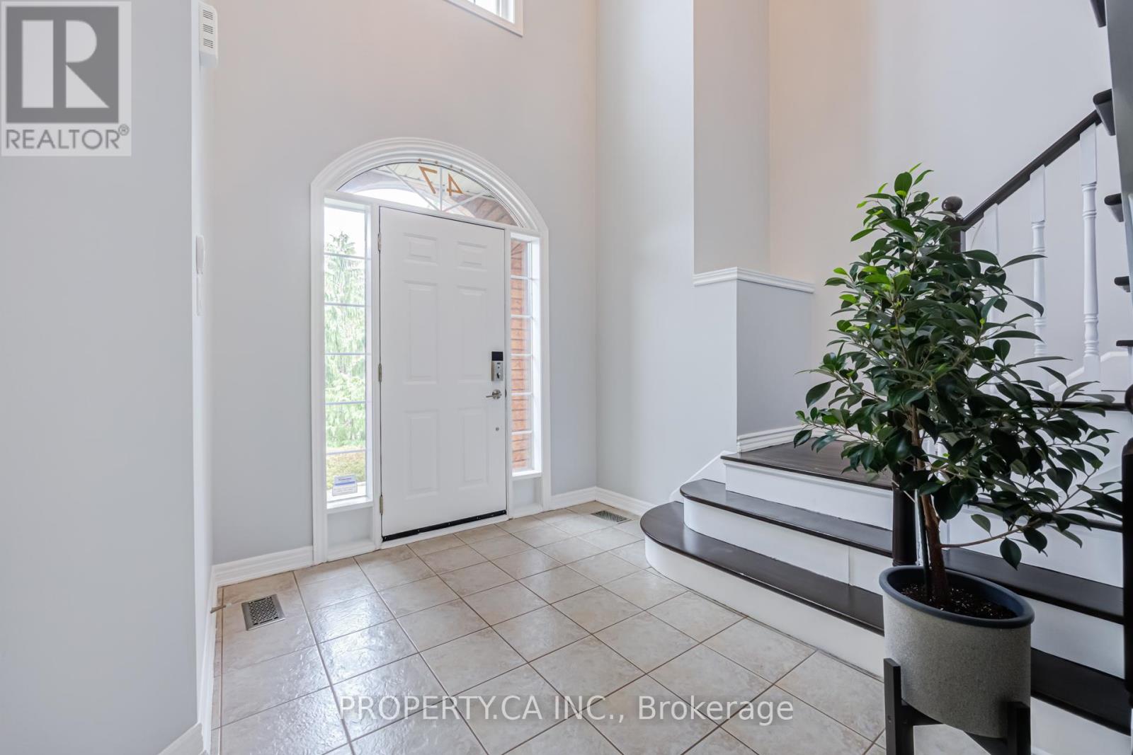 47 Grand Oak Drive, Richmond Hill, Ontario  L4E 4A1 - Photo 3 - N13173988