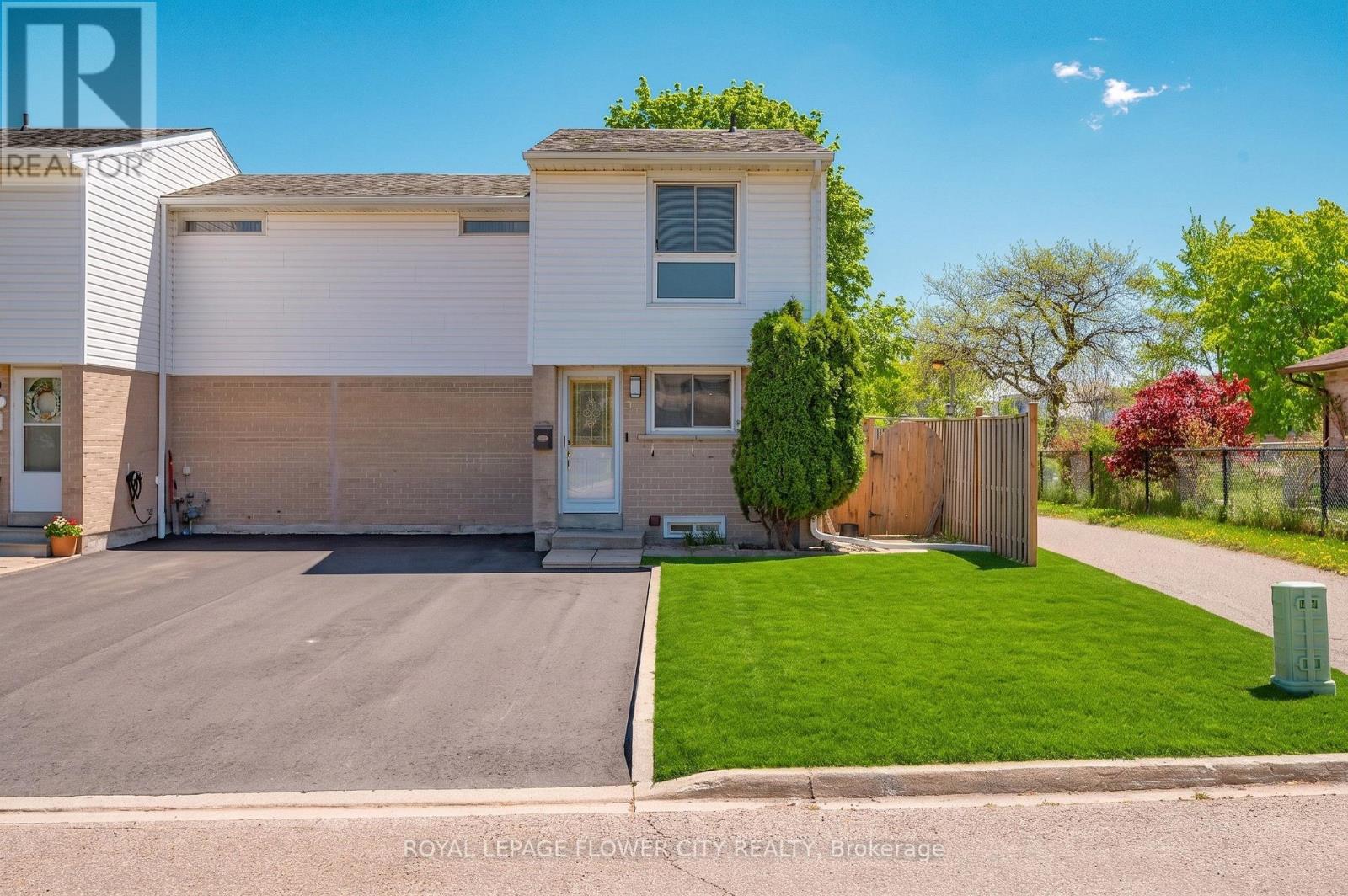16 GLENEADEN COURT, Brampton, Ontario