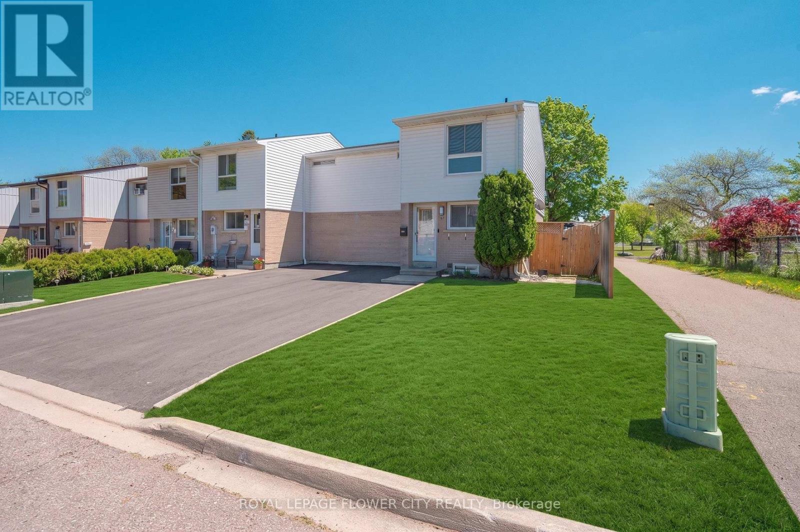16 Gleneaden Court, Brampton, Ontario  L6S 2J7 - Photo 2 - W13173624