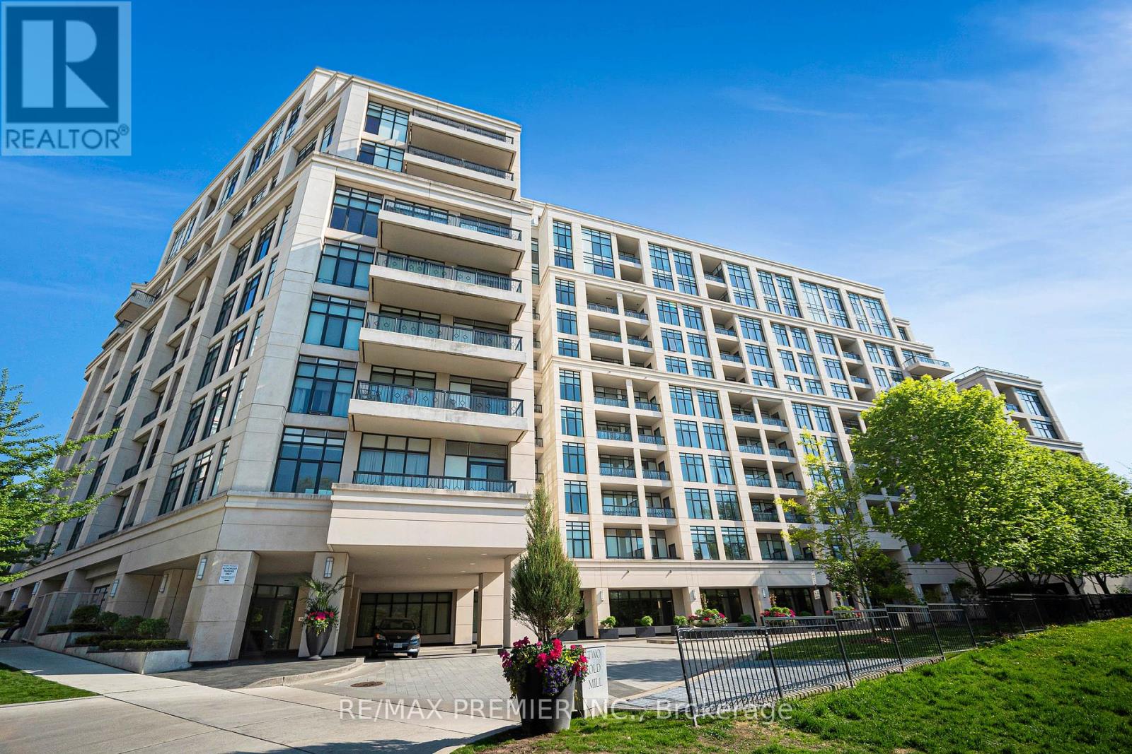 810 - 2 OLD MILL DRIVE, Toronto, Ontario
