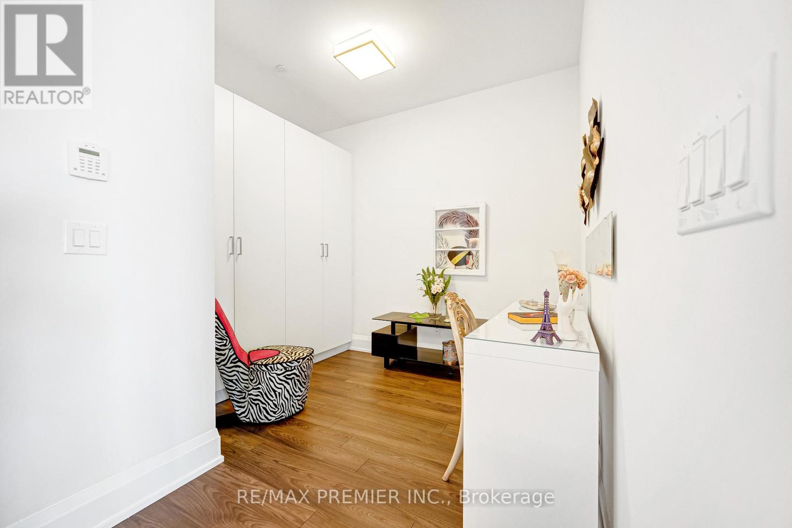 810 - 2 Old Mill Drive, Toronto, Ontario  M6S 1R7 - Photo 11 - W13173768
