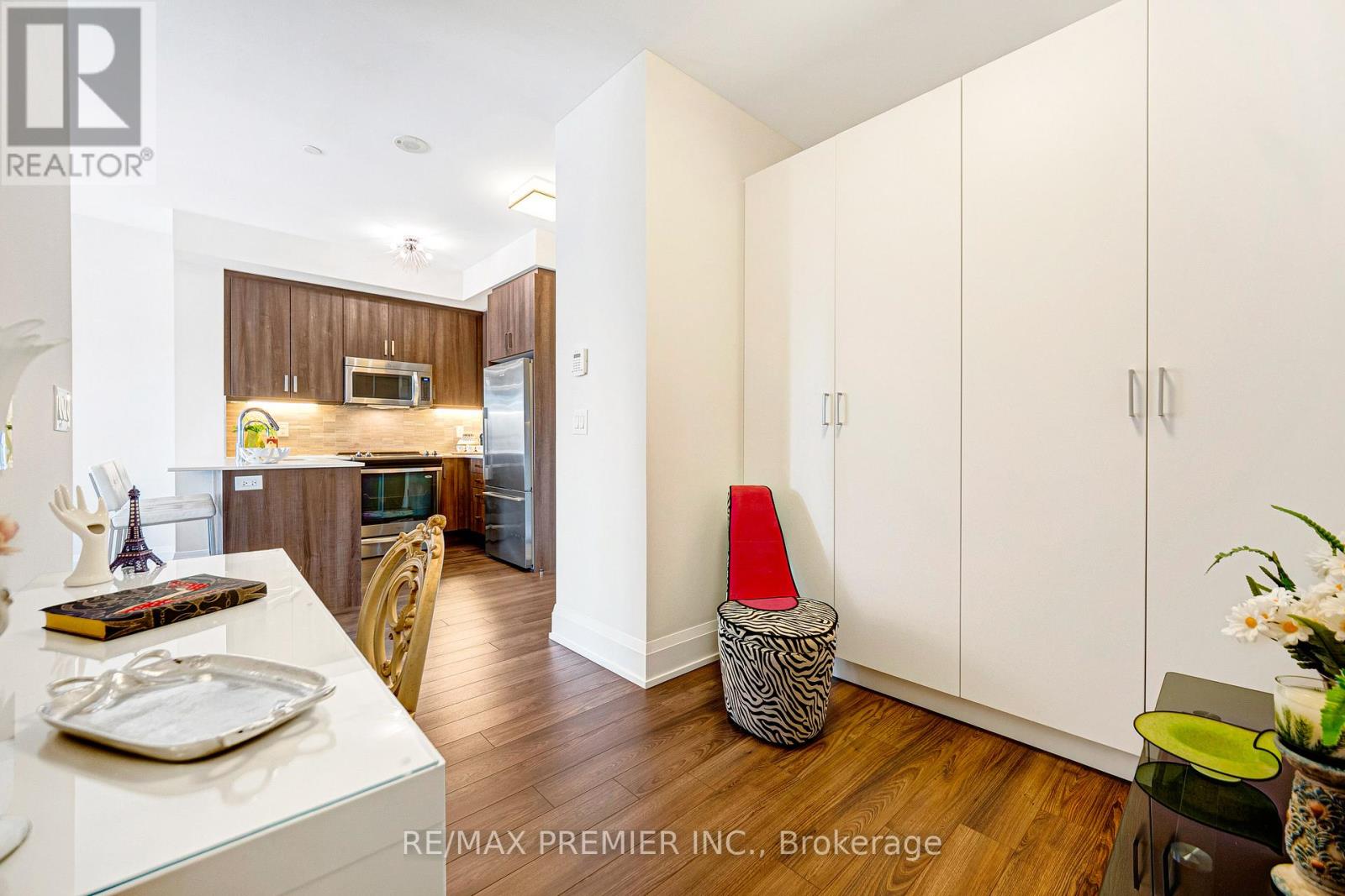 810 - 2 Old Mill Drive, Toronto, Ontario  M6S 1R7 - Photo 13 - W13173768