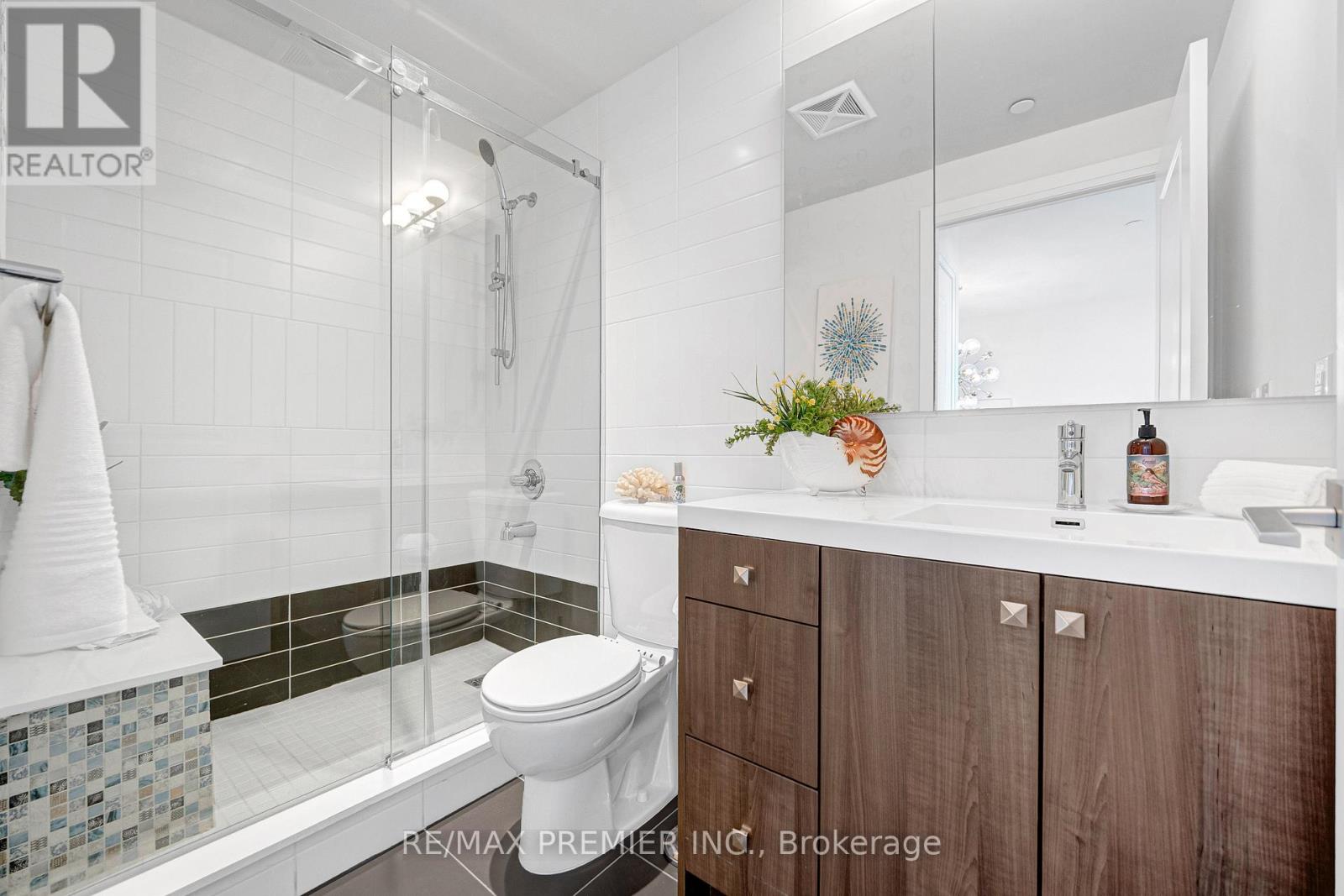 810 - 2 Old Mill Drive, Toronto, Ontario  M6S 1R7 - Photo 25 - W13173768