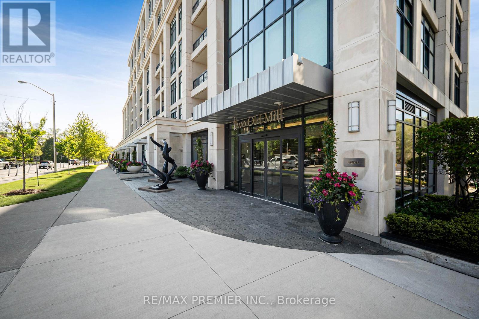 810 - 2 Old Mill Drive, Toronto, Ontario  M6S 1R7 - Photo 3 - W13173768