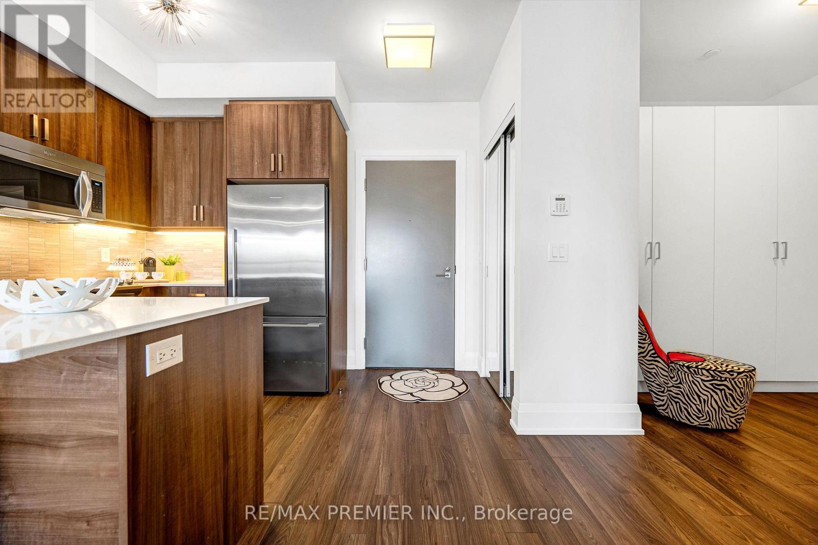 810 - 2 Old Mill Drive, Toronto, Ontario  M6S 1R7 - Photo 6 - W13173768