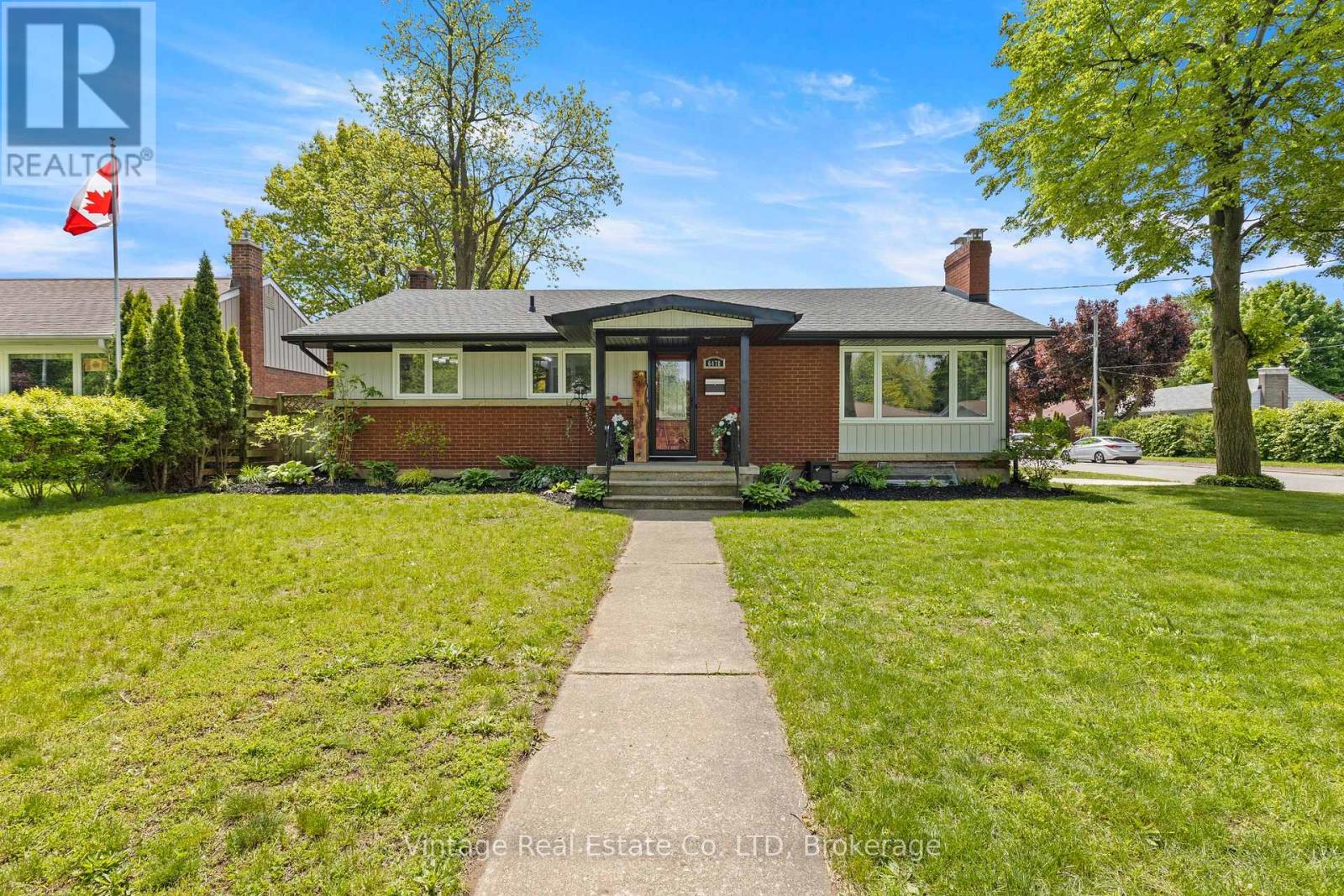 6478 Russell Street, Niagara Falls (Stamford), Ontario  L2J 1P5 - Photo 1 - X13174152