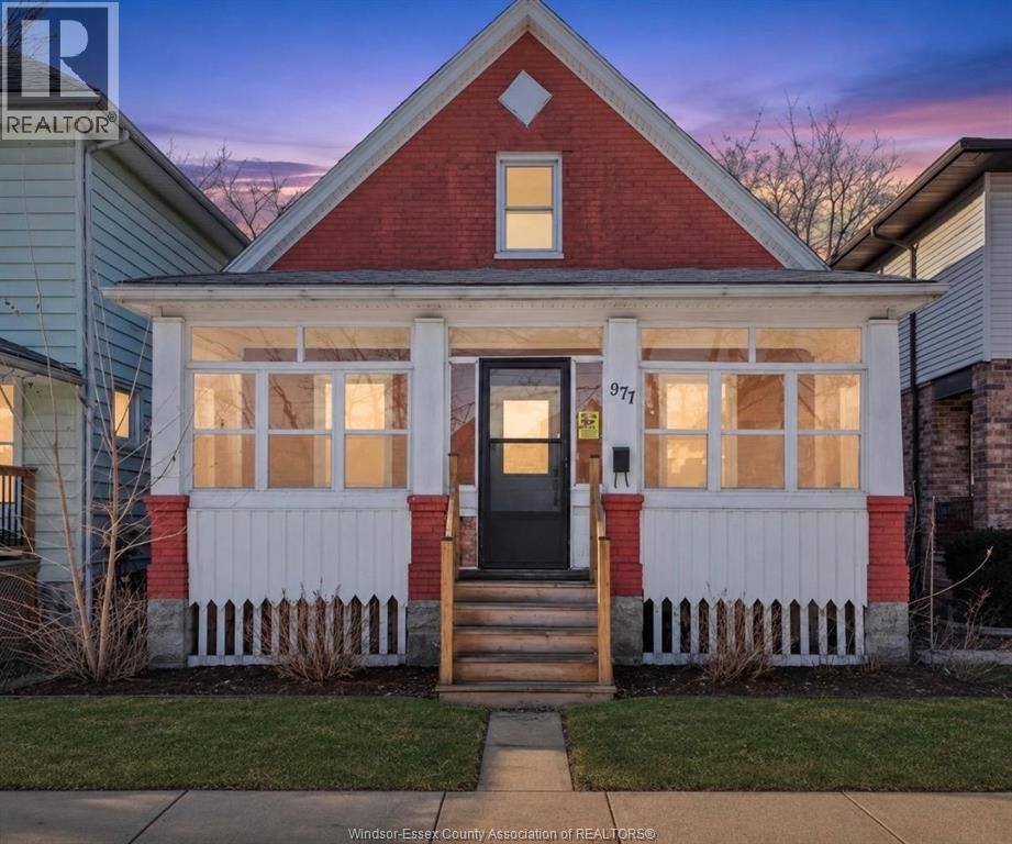977 Gladstone, Windsor, Ontario