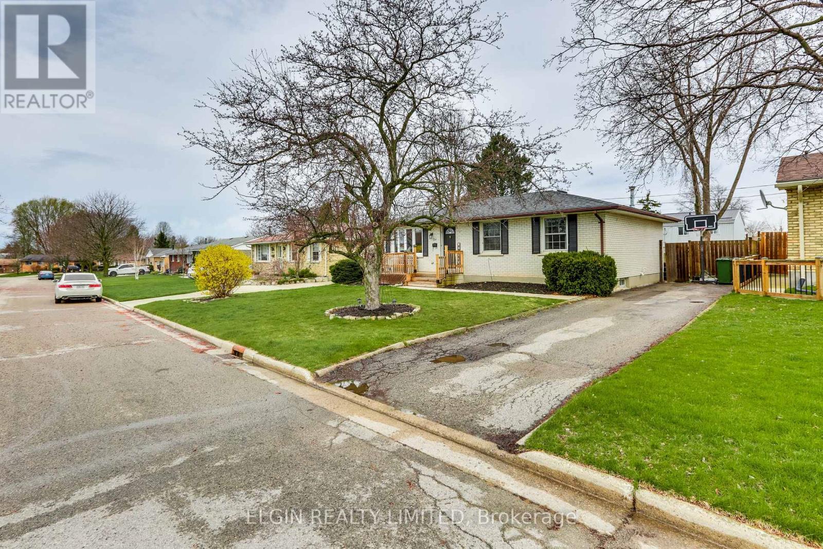 34 Sparta Street, St. Thomas, Ontario  N5R 5G9 - Photo 2 - X13174596