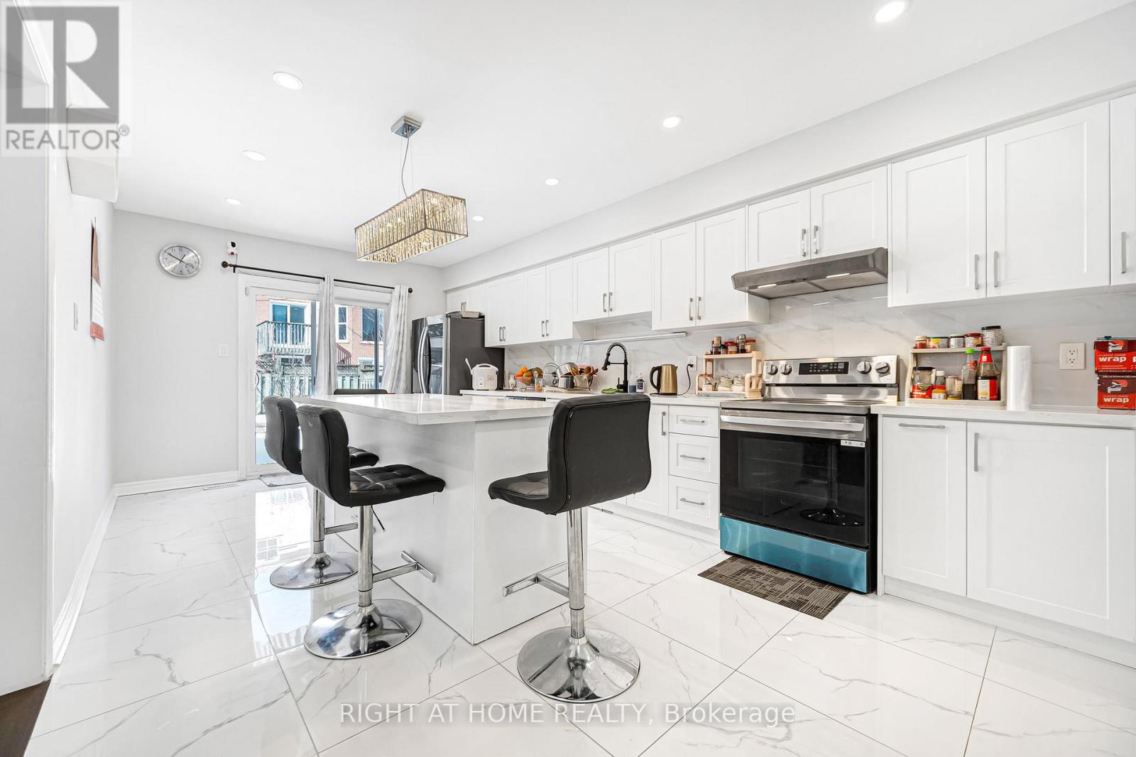 601 Claymeadow Avenue, Mississauga, Ontario  L5B 4H7 - Photo 3 - W13174076