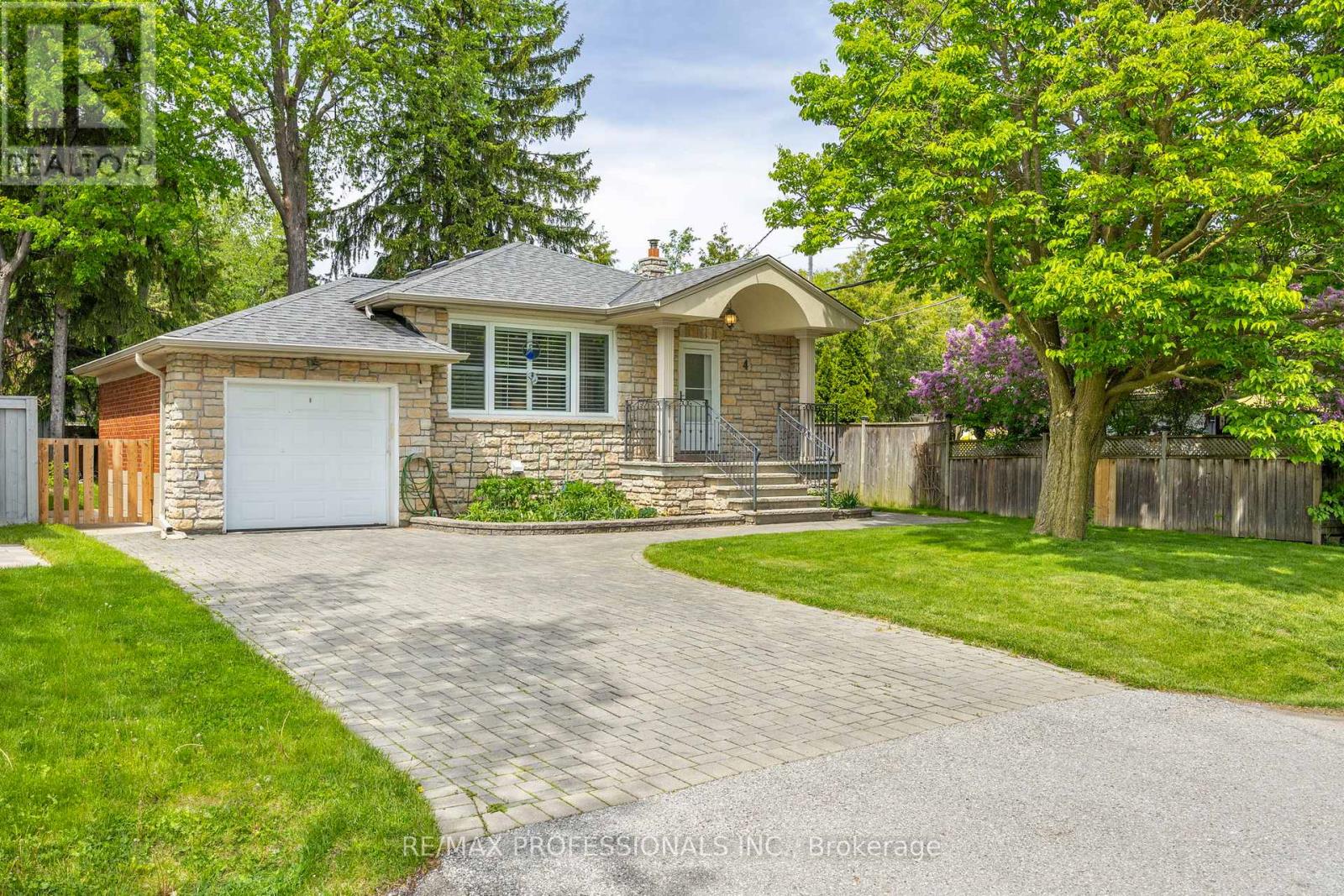 4 Beaverbrook Avenue, Toronto, Ontario  M9B 2M7 - Photo 1 - W13174244