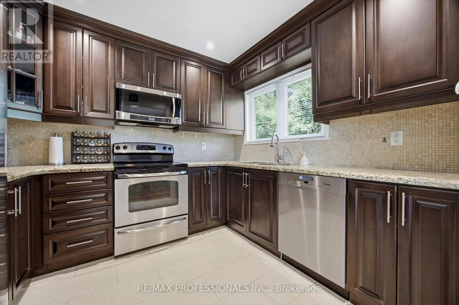 4 Beaverbrook Avenue, Toronto, Ontario  M9B 2M7 - Photo 13 - W13174244