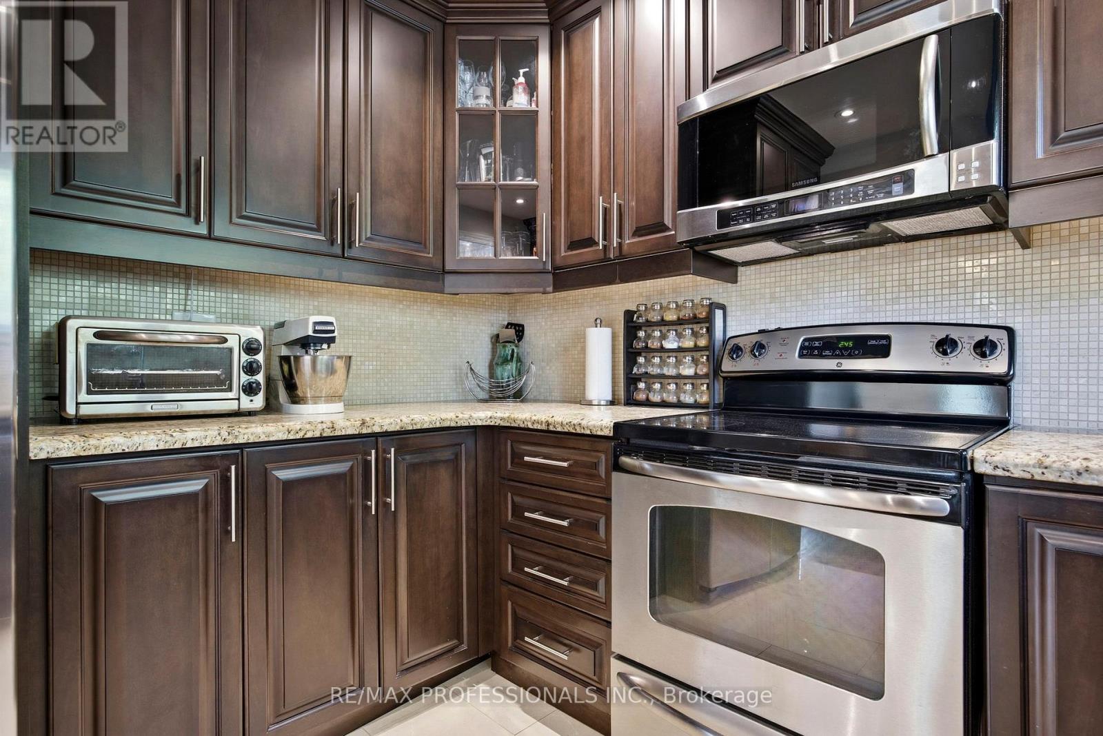 4 Beaverbrook Avenue, Toronto, Ontario  M9B 2M7 - Photo 15 - W13174244