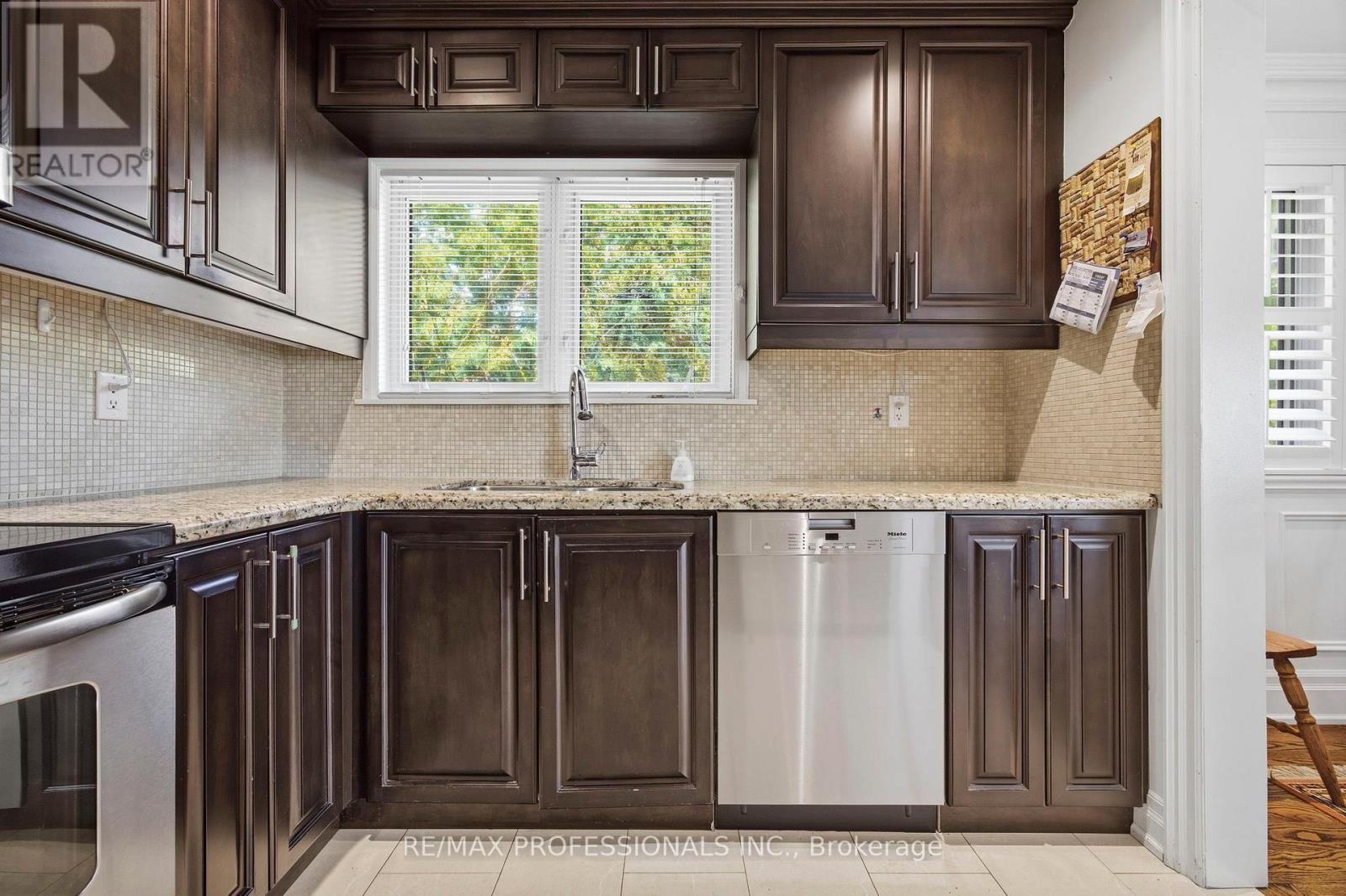 4 Beaverbrook Avenue, Toronto, Ontario  M9B 2M7 - Photo 16 - W13174244