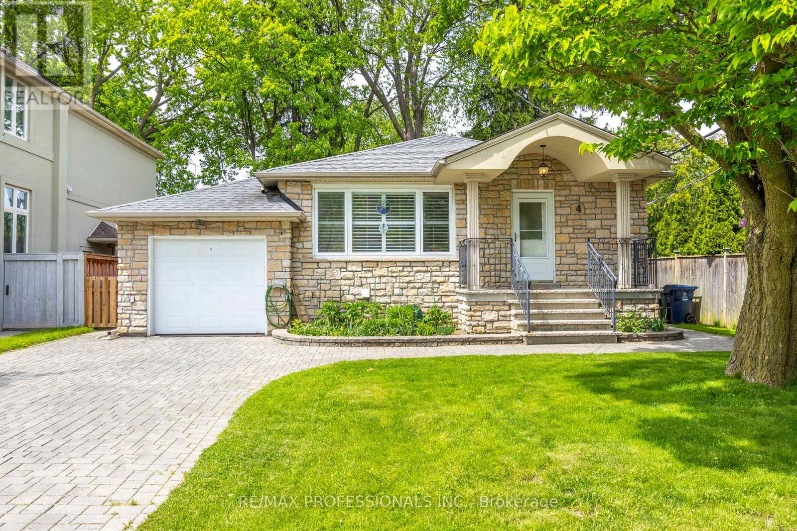 4 Beaverbrook Avenue, Toronto, Ontario  M9B 2M7 - Photo 2 - W13174244