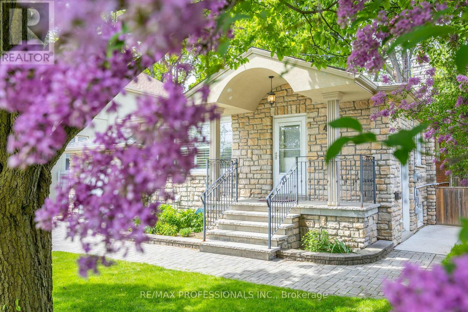 4 Beaverbrook Avenue, Toronto, Ontario  M9B 2M7 - Photo 3 - W13174244