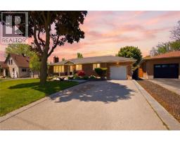 8 QUEENSWAY Drive, Brantford, Ontario