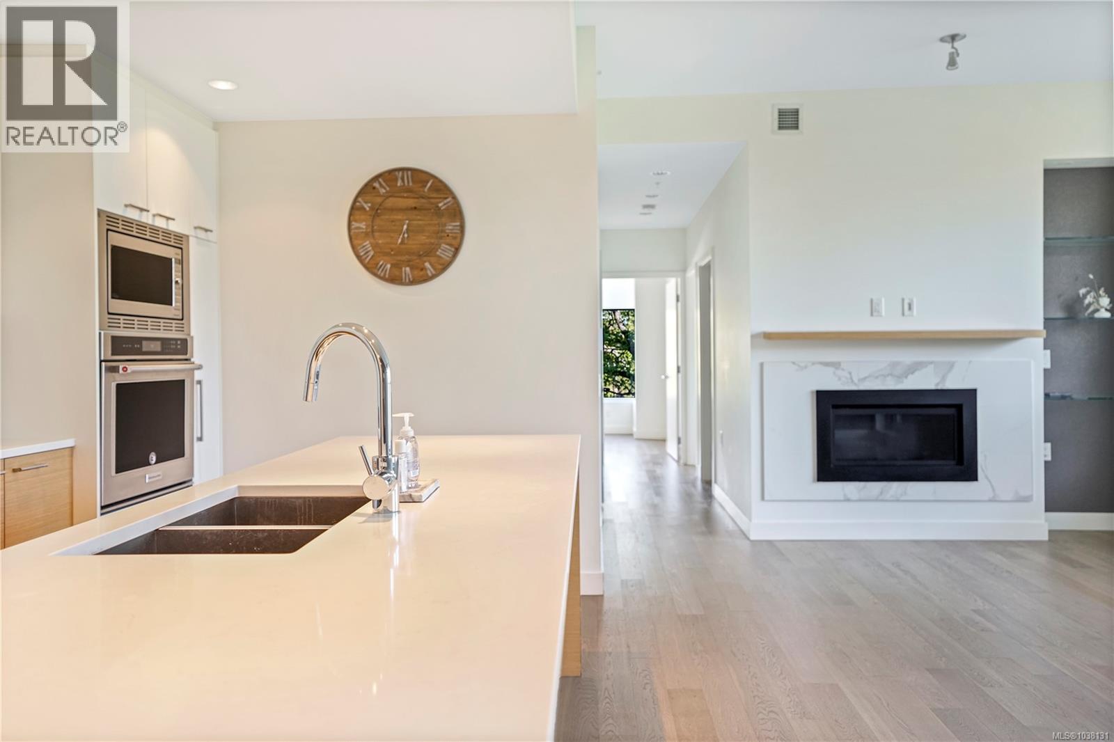 402 4011 Rainbow Hill Lane, Saanich, British Columbia  V8X 0B6 - Photo 8 - 1038131