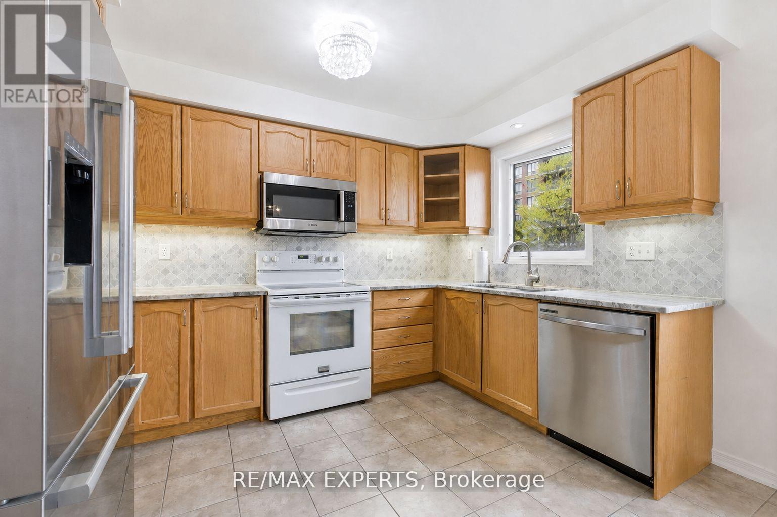 117 Revelstoke Crescent, Richmond Hill, Ontario  L4B 4T5 - Photo 11 - N13174408