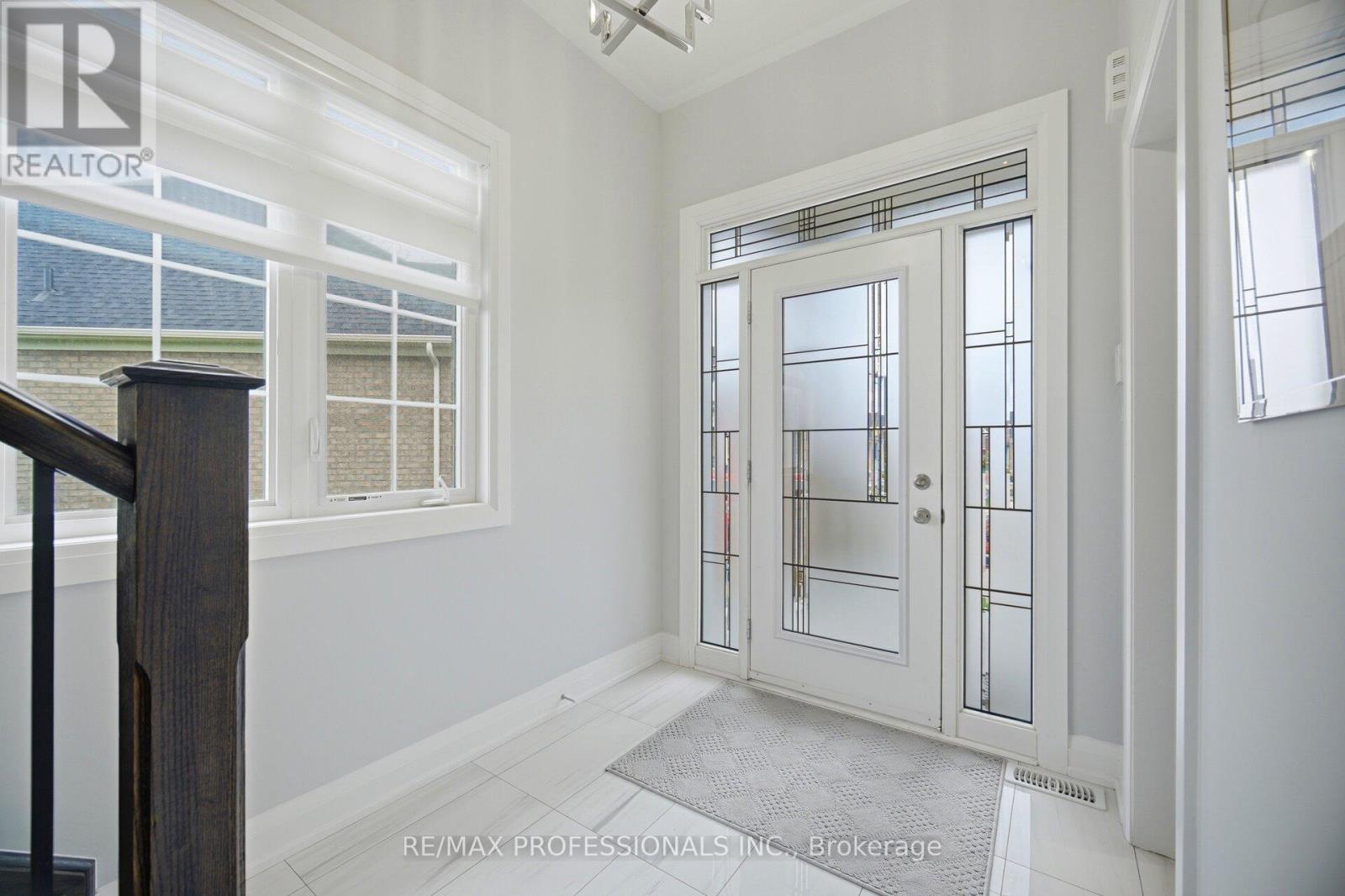 40 Bluestone Crescent, Brampton, Ontario  L6R 4B8 - Photo 4 - W13174470