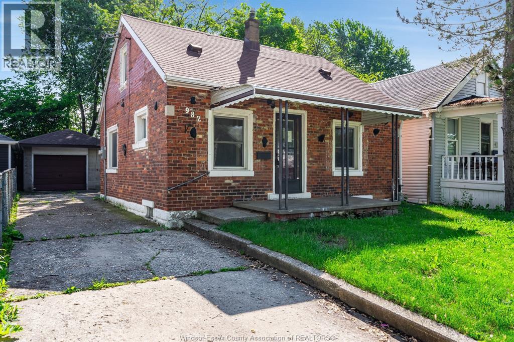 982 Bridge, Windsor, Ontario N9B 2N1 - Photo 1 - 26012178