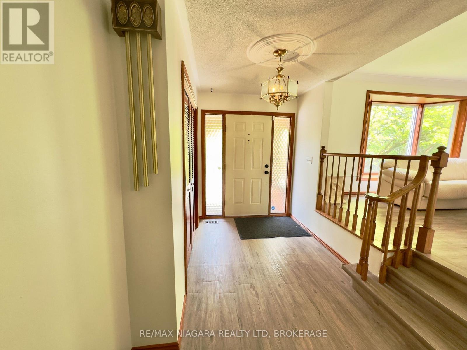 Upper - 4 Trillium Lane, St. Catharines, Ontario  L2T 1W2 - Photo 3 - X13172914
