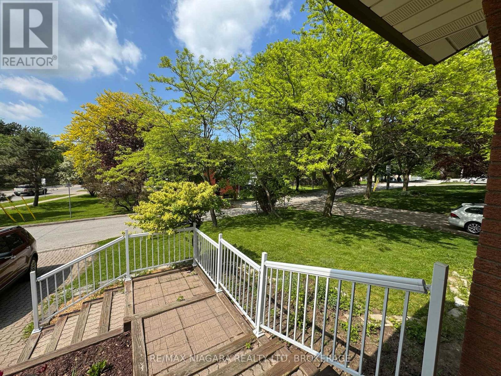 Upper - 4 Trillium Lane, St. Catharines, Ontario  L2T 1W2 - Photo 2 - X13172914